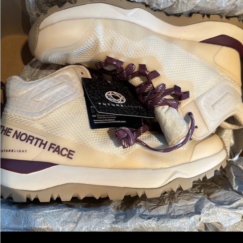 NWT North Face Activist Mid Futurelight Gardenia White/Pikes Purple Boots W 9.5